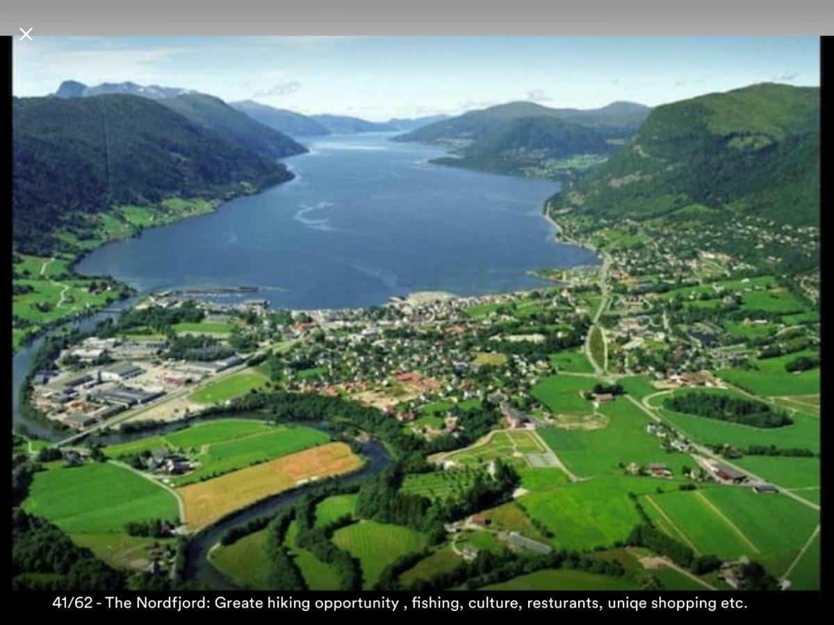 נורדפיורדייד Koselig Landsbyhus I Nordfjord מראה חיצוני תמונה